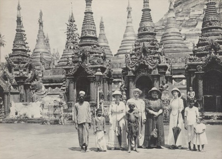 Foreigners visit Shwe Dagon Pagoda Foreigners visit Shwe Dagon Pagoda