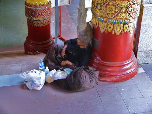 old_woman at shwedagon