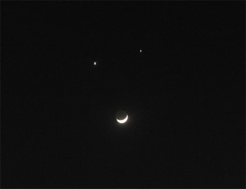 moon-jupiter-venus-triangle-02 Moon, Jupiter and Venus form as a Traiangle Photo